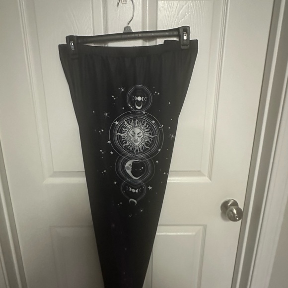 3X womens plus, pull-on black pants. With celestial print on both outer sides. - Picture 4 of 7